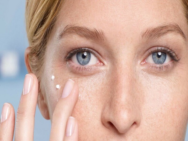 Khi thoa bạn nên kết hợp massage vùng da quanh mắt