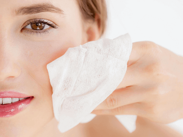 Trước khi chấm mụn bạn nên làm sạch da bằng cách tẩy trang và rửa mặt