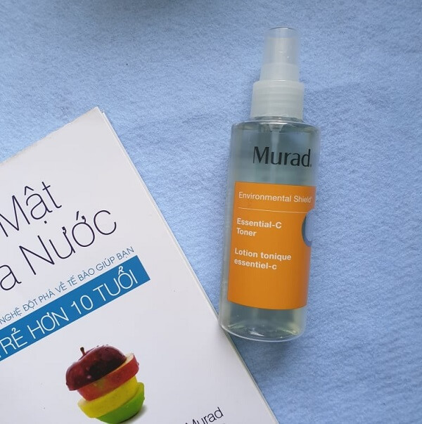 Murad Essential C Toner giúp ổn định bề mặt da và bổ sung thêm dưỡng chất cho da
