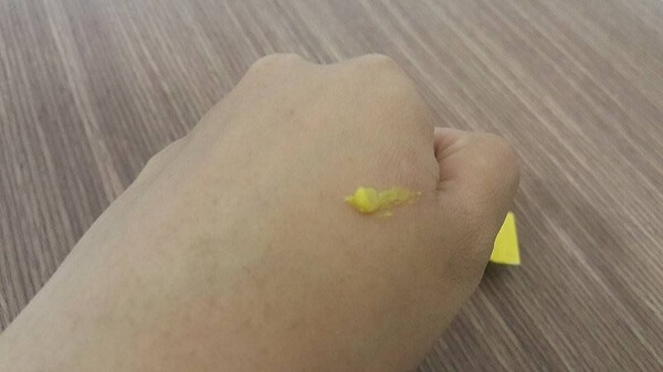Kem nghệ Erythromycin có màu vàng nhưng khi thoa không bị vàng hay dính trên bề mặt da
