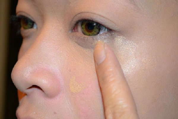 Vùng da quanh mắt sáng lên hẳn 2 tone là review Murad Eye Cream từ chị Linh