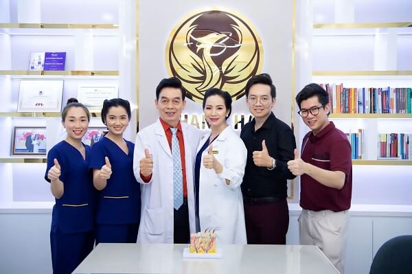 Bác sĩ Phạm Hùng Cường cùng đội ngũ nhân viên Thanh Hải Clinic & Skincare