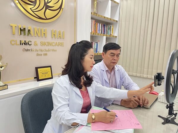 Bác sĩ da liễu Phạm Hùng Cường và chuyên gia Thanh Hải