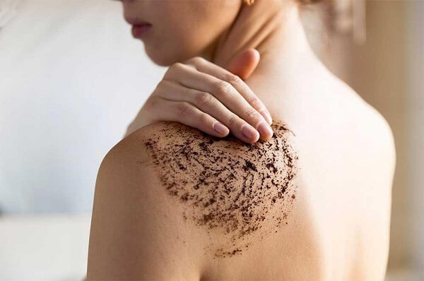 Cách điều trị mụn lưng tại nhà đơn giản nhất là hãy tẩy da chết thường xuyên 