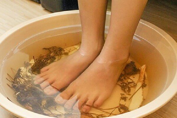 Phương pháp ngâm chân với nước nóng