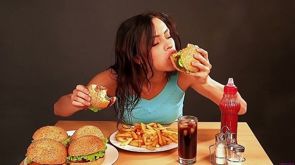 Chế độ ăn uống và sinh hoạt không lành mạnh khiến mụn xuất hiện