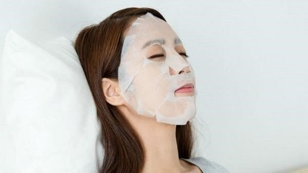 Đắp mặt nạ chuyên dụng để làm dịu da và se khít lỗ chân lông sau khi nặn mụn