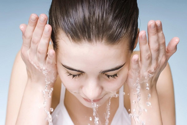 Làm sạch da mặt không đúng cách cũng là nguyên nhân bị mụn ẩn