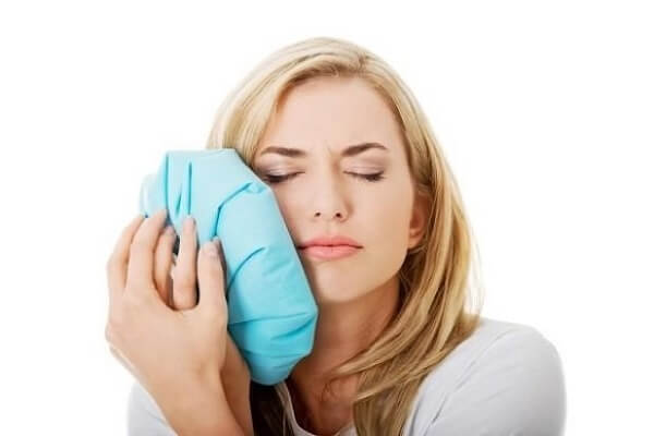 Chườm lạnh da mặt sẽ làm giảm triệu chứng sưng phù sau khi tiêm meso