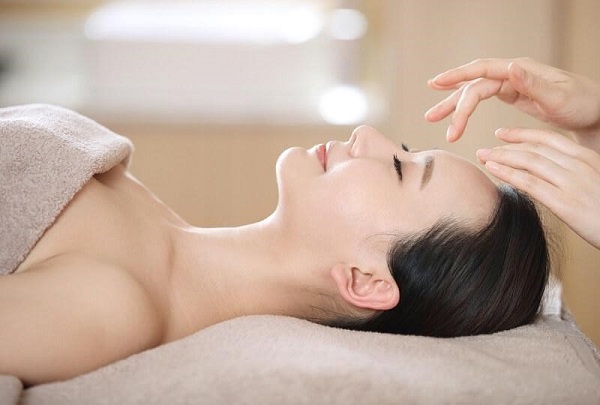 Massage thư giãn có trong liệu trình chăm sóc da