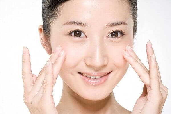Da mặt là vùng da khá nhạy cảm nên cần phải cẩn thận khi chọn mỹ phẩm
