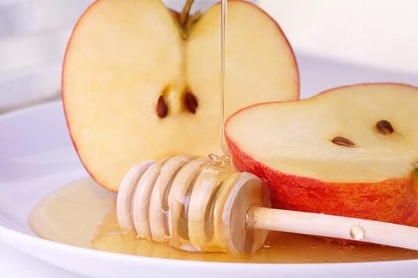Cách làm mặt nạ trị mụn ẩn từ mật ong và táo