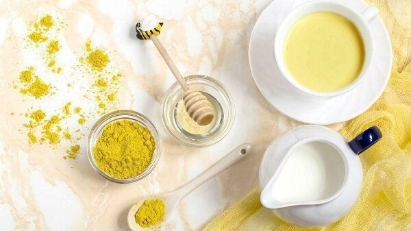 Cách trị mụn bằng bột nghệ và mật ong cùng sữa tươi