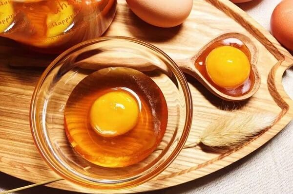 Kết hợp trứng gà là cách trị mụn bằng mật ong cho da dầu hiệu quả