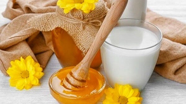 Ong và sữa chua giúp trị thâm, sáng da hiệu quả