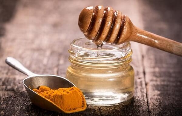 Rất ít ai biết bột nghệ kết hợp cùng mật ong có thể trị được mụn
