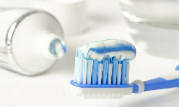 Kem đánh răng hòa với nước sẽ giảm độ kích ứng cho da
