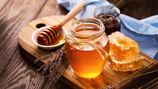 Mật ong nguyên chất làm khô nhân mụn và dưỡng da hiệu quả